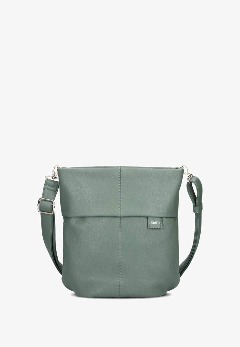 Borsa a spalla in pelle verde con finitura testurizzata, presenta una tasca anteriore, tracolla regolabile e un piccolo tag con logo sul davanti.
