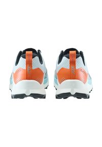 Achteraanzicht van twee hardloopschoenen met een lichtgrijze bovenkant, oranje en teal accenten, en een gestructureerde zwarte zool.