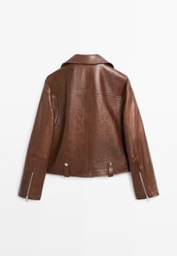 Giacca in pelle marrone con colletto, cuciture orizzontali, cerniere sulle maniche e dettagli a scatto in vita. Texture liscia e design aderente.