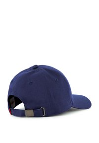 Casquette de baseball bleu marine en coton avec une visière courbée, une sangle ajustable avec boucle en métal, et des œillets de ventilation sur le dessus.