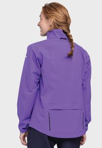 Lila wasserdichte Jacke mit hohem Kragen, langen Ärmeln, Belüftungsöffnungen an der Seite und einer Rückentasche; aus glattem, leichtem Material gefertigt.