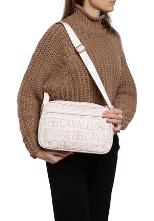 Borsa a spalla beige con motivo a logo in rilievo, tessuto liscio e forma rettangolare. Ha una tracolla spessa e regolabile con dettagli in metallo.