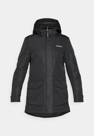 Parka nera con cappuccio, dotata di una zip frontale, due grandi tasche laterali e un logo sulla parte superiore sinistra del petto. Tessuto liscio.
