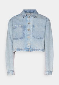 Giacca di jeans azzurro chiaro tagliata, con collare classico, maniche lunghe, due tasche frontali e cinque bottoni metallici sul davanti.