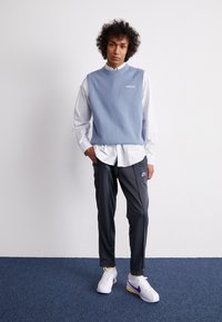 Nike Sportswear CLUB PANT - Teplákové kalhoty - anthracite