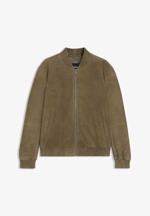 Olivgrüner Wildleder-Bomberjacke mit einem Reißverschluss, geripptem Kragen und Bündchen sowie seitlichen Taschen. Glatte Textur und minimalistisches Design.