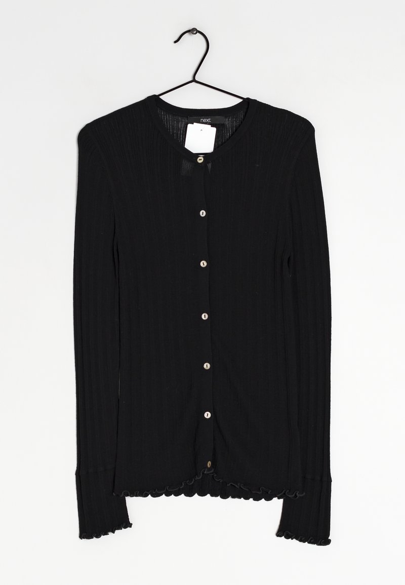 Cardigan noir à côtes avec manches longues, col rond, fermeture à boutons et bords festonnés aux manches et à l'ourlet. Équipé de boutons en fausse perle.