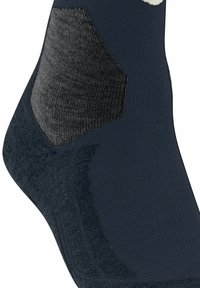 Calza sportiva blu navy con una zona di supporto alla caviglia in grigio scuro testurizzato e punta rinforzata, realizzata in un morbido tessuto lavorato a maglia.
