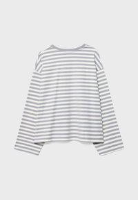 Pitkähihainen paita, jossa harmaat ja valkoiset vaakaraitaiset kuviot, pyöreä pääntie ja löysä istuvuus, esitetty yksinkertaisella taustalla.