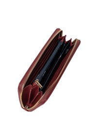 Czerwony skórzany portfel o teksturowanym wykończeniu, złoty zamek błyskawiczny oraz różne przegródki, w tym kieszeń na zamek i miejsca na karty.