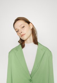 Monki Blazer - green