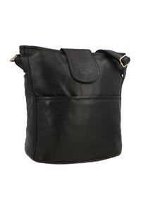 Schwarze Leder-Crossbody-Tasche mit strukturiertem Oberflächenmaterial, einem Schulterriemen, Klappenverschluss vorn und einer Vordertasche.
