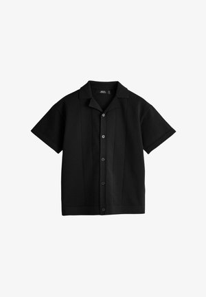 Sort kortærmet skjorte med knapper og krave samt lodrette sømdetaljer, set forfra.