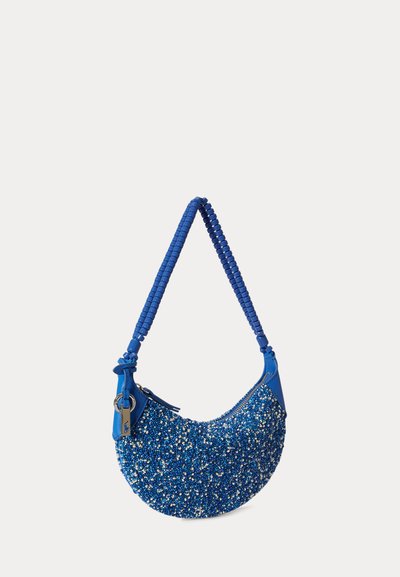 Blaue, halbmondförmige Handtasche mit Perlenstruktur und einem gewundenen Griff, ausgestattet mit einem silbernen Reißverschlussanhänger und einem kleinen Schmuckstück.