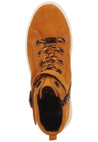 Zapatillas deportivas altas de ante de color marrón claro con puntera redonda, cordones en la parte frontal, cremallera decorativa y suela de goma blanca. El interior presenta un forro negro y un logotipo.