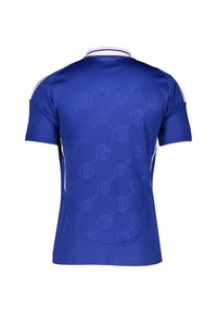 Polo shirt bleu à manches courtes avec un motif subtil de logos, bord blanc au col et aux manches, et tissu texturé dans la partie inférieure.