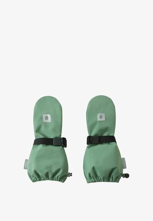 Zielone materiałowe rękawice bez palców o gładkiej, matowej fakturze. Posiadają szary łatkę z logo, regulowany czarny pasek i elastyczne mankiety dla zapewnienia pewnego dopasowania.