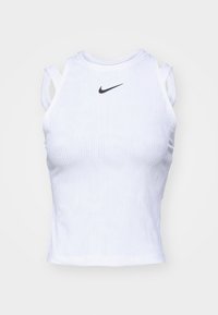 Haut court sans manches blanc Nike avec texture côtelée et petit logo swoosh noir centré près de l'encolure sur un fond blanc.