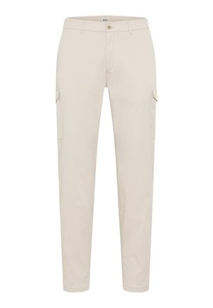 Beige Cargohose mit geradem Bein, Seitentaschen mit Klappen, Knopf vorne und Gürtelschlaufen, dargestellt vor weißem Hintergrund.