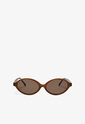 Oval geformte braune Sonnenbrille mit dunkel getönten Gläsern und schlanken Bügeln vor weißem Hintergrund.