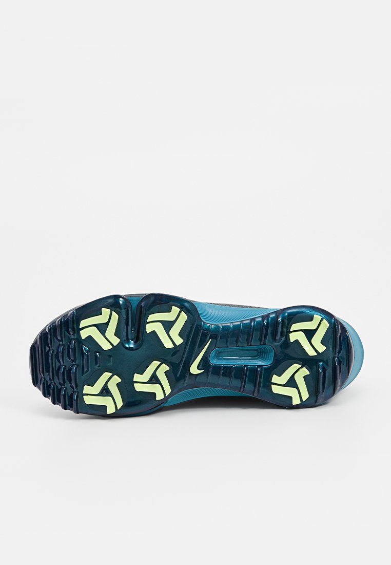 Voetbalschoen zool in donkerblauwgroen, met gele noppen. Heeft een gestructureerd patroon en merkdetails aan de zijkant.