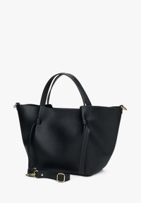 Czarna skórzana torba na ramię o teksturowanym wykończeniu, z dwoma uchwytami i odpinanym paskiem na ramię. Posiada złote akcenty i detal w formie kokardy.