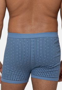 Boxer in blu da uomo con texture a coste, caratterizzati da sottili righe verticali nere e una morbida vita elasticizzata.