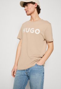 HUGO DULIVIO - Marškinėliai su spaudiniu - medium beige