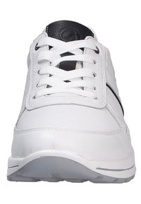 Weiße Sportschuhe mit einem Obermaterial aus Leder, runder Zehenpartie, schwarzen Akzenten, gepolstertem Schaft und strukturierten Schnürsenkeln. Gummisohle für besseren Halt.