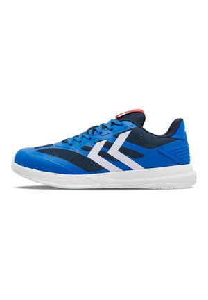 Blauwe sportieve schoenen met witte accenten, met een gestructureerde bovenkant van mesh, gewatteerde kraag en een witte buitenzool. Het ontwerp bevat twee chevron-logo's.