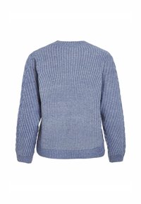 Ljust blå stickad tröja med ett texturerat mönster, ribbade ärmslut och nederkant. Har en rund halsringning och en boxig silhuett.