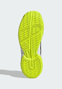Suola di scarpa in un vivace materiale in gomma gialla, caratterizzata da un motivo a zigzag e dal logo Adidas, progettata per garantire aderenza e trazione.