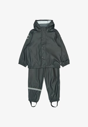 Jachetă de ploaie impermeabilă, de culoare gri închis, cu glugă și manșete elastice, asortată cu pantaloni cu dungi reflectorizante și tivuri elasticizate.