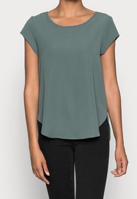 Blusa verde de manga corta con escote redondo y un ajuste relajado y fluido. Fabricada con un tejido ligero, presenta una textura suave y un brillo sutil.
