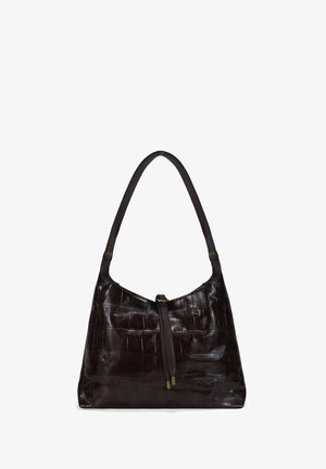 Bolso hobo de cuero marrón con un estampado texturizado de cocodrilo. Cuenta con una sola correa para el hombro y un cierre con cremallera en la parte superior.