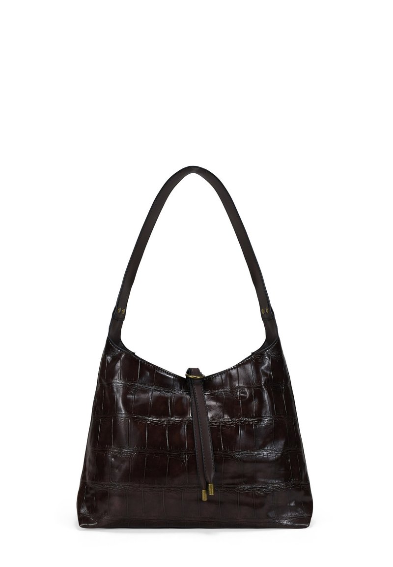 Bolso hobo de cuero marrón con un estampado texturizado de cocodrilo. Cuenta con una sola correa para el hombro y un cierre con cremallera en la parte superior.