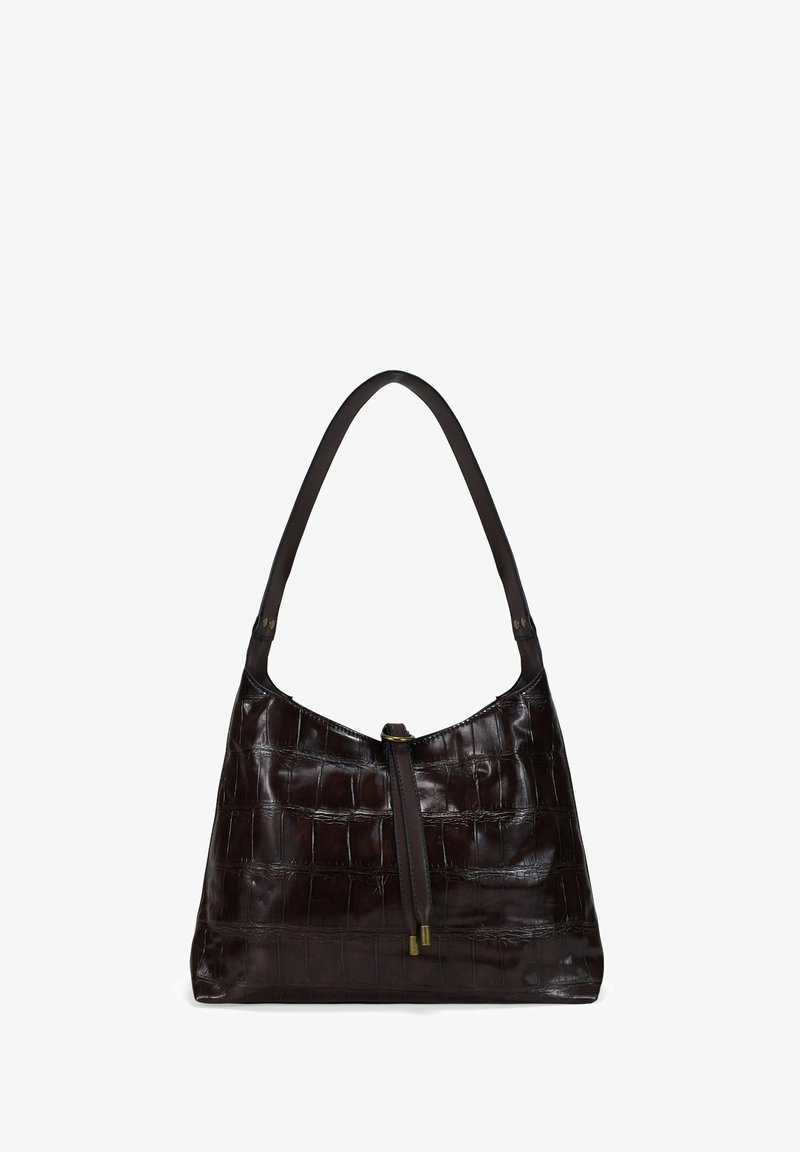 Bolso hobo de cuero marrón con un estampado texturizado de cocodrilo. Cuenta con una sola correa para el hombro y un cierre con cremallera en la parte superior.