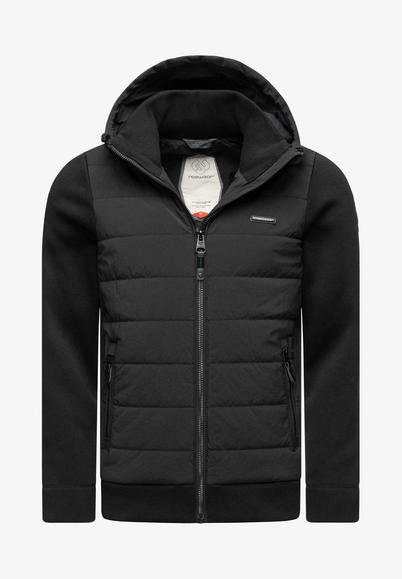 Svart isolert jakke med glidelås foran, justerbar hette, quiltet kropp og ribbestrikkede mansjetter. Har sidelommer og en logo-detalj.