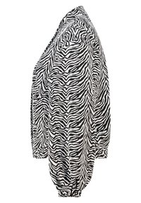 Zwart-witte zebraprint trui met een losse pasvorm, ronde halslijn en geplooide manchetten. Zachte, gestructureerde stof met een gedurfd patroon.