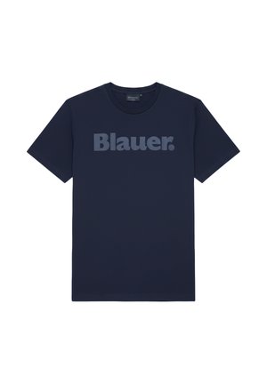 T-shirt bleu marine à manches courtes et col rond, avec l'inscription "Blauer." imprimée sur la poitrine dans une teinte légèrement plus foncée.