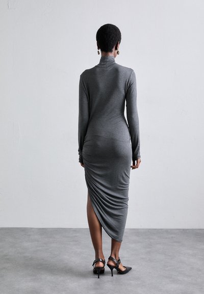 Norma Kamali LONG SLEEVE TURTLENECK SIDE DRAPE DRESS  - Dzsörzéruha - dark grey