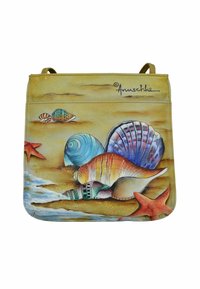 Mehrfarbige Leder-Umhängetasche mit Muschel- und Seestern-Design. Glatte Textur, gelber Hintergrund und charakteristisches Detail.