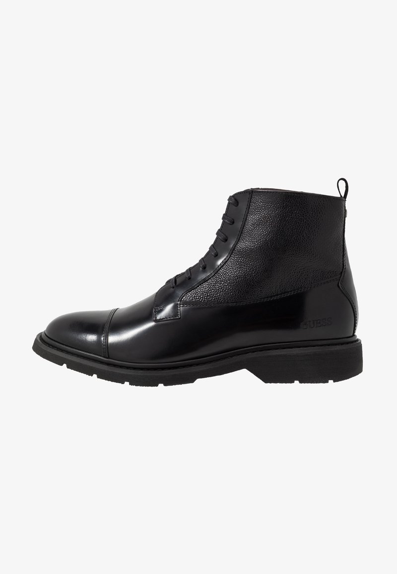 Bottine en cuir noir avec lacets sur le devant, empiècement supérieur texturé, languette au talon et semelle épaisse en caoutchouc.
