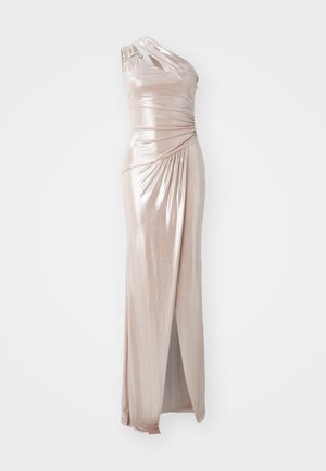 Abito asimmetrico a spalla singola in tessuto metallico rosa tenue, con dettagli drappeggiati, uno spacco alto fino alla coscia e una silhouette aderente.