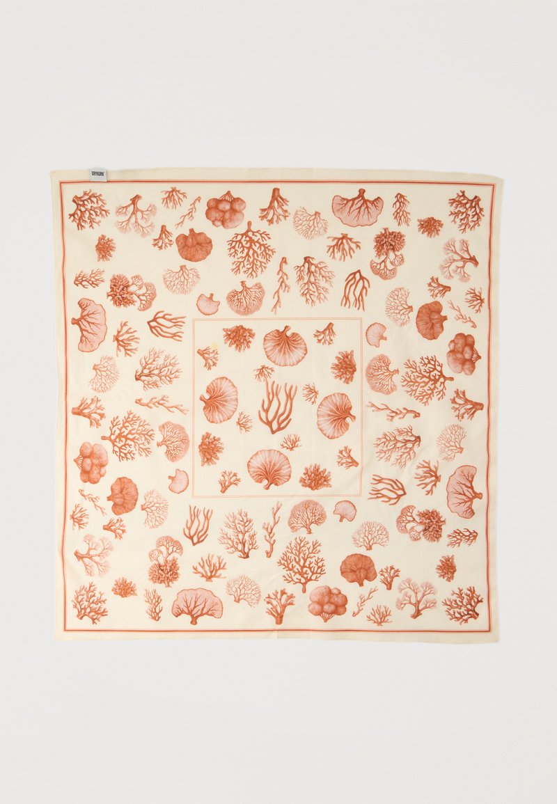 Kwadratowy kremowy szalik z ilustracjami czerwonych koralowych gałązek ułożonymi w gęsty wzór oraz cienkimi czerwonymi liniami obramowania.