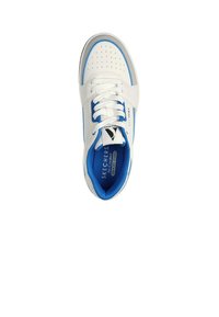 Scarpa sportiva bianca con accenti blu, punta perforata e lacci piatti. Presenta una soletta imbottita e il logo sulla linguetta.