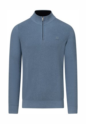 Lichtblauwe geribbelde trui met een kraag met kwartrits en zwarte bies. Voorzien van een klein logopatch aan de voorkant. Zachte textuur, lange mouwen.