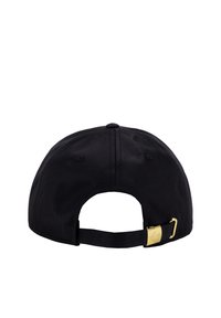 Melnā beisbola cepure ar izliekto vizieri, regulējamu siksnu un zelta metāla sprādzi aizmugurē. Izgatavota no kokvilnas ar gludu tekstūru.