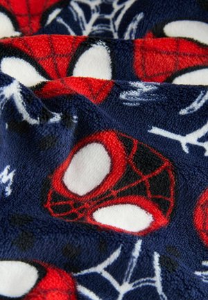 Mīkstais flīsa sega ar tumši zilu fonu un sarkaniem un baltiem zirnekļa cilvēka maskas un tīkla rakstiem, ar maigu tekstūru un spilgtām krāsām.