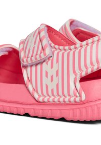 Rosa Sandalen mit einem gestreiften Design, aus strapazierfähigem Material mit einer gepolsterten Sohle und einem Klettverschluss für eine verstellbare Passform.